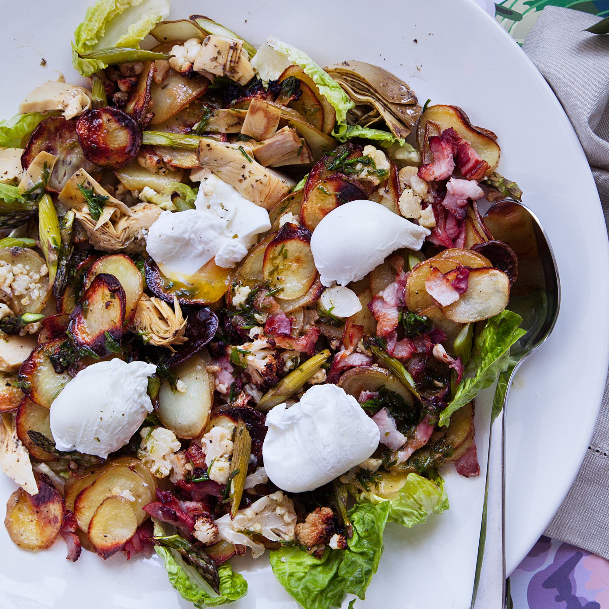 Rostade grönsaker med krispig bacon, sparris och pocherat ägg