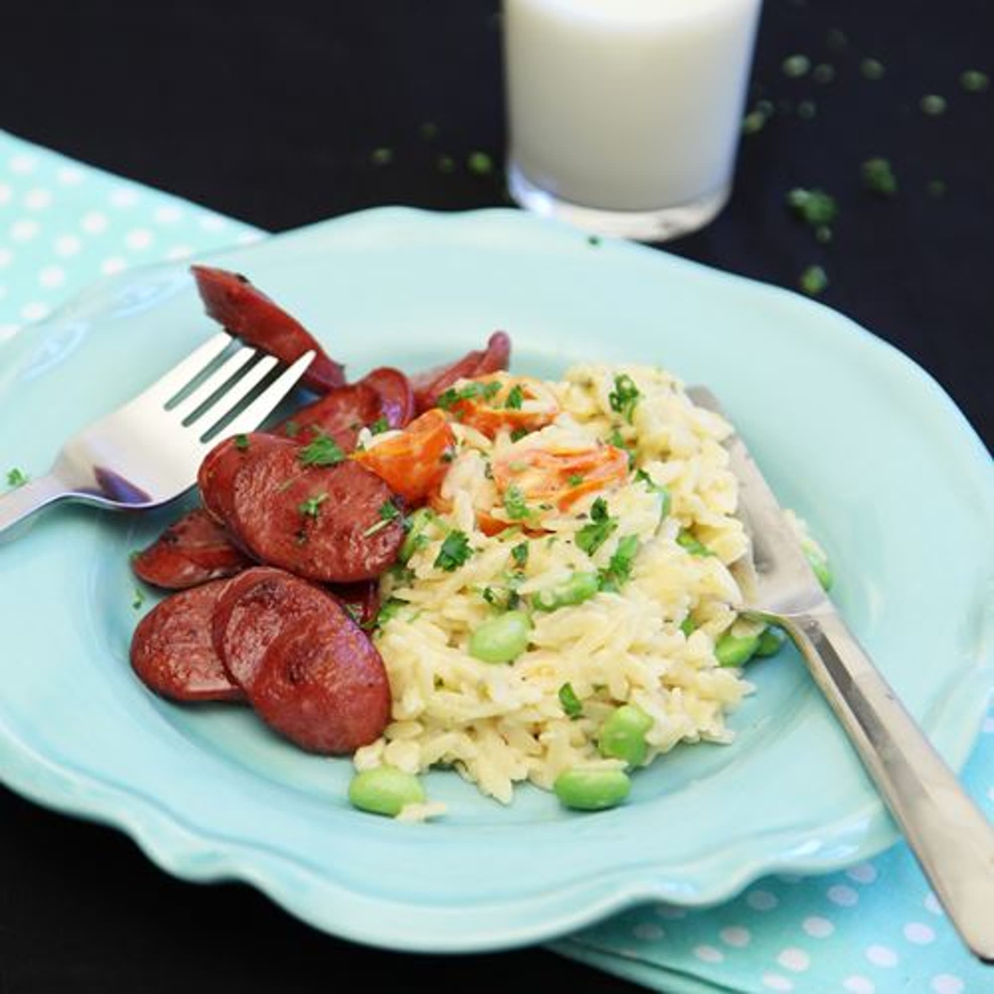 Krämig risoni med gröna ärtor och bratwurst