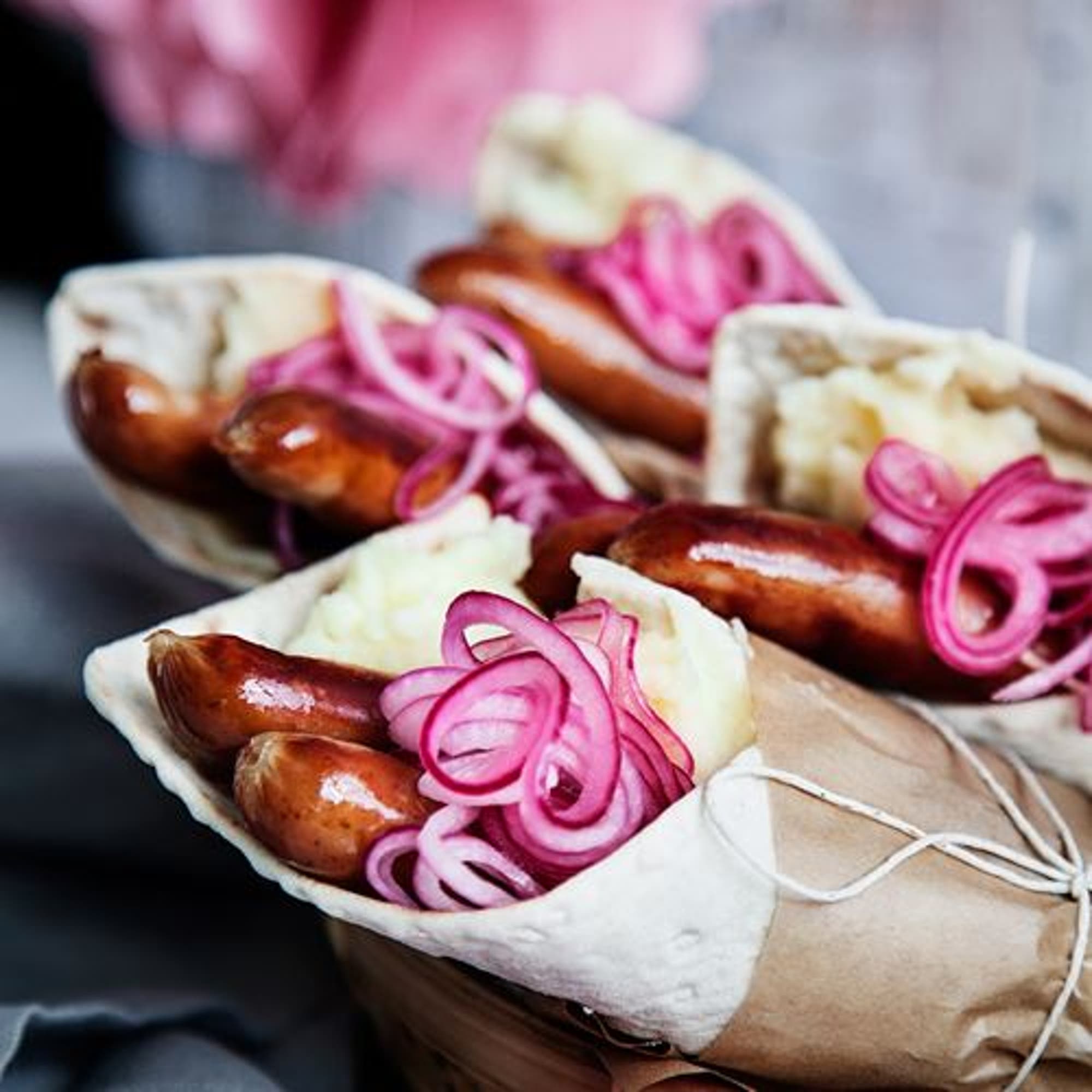 Korvish i tunnbröd med mos och picklad rödlök