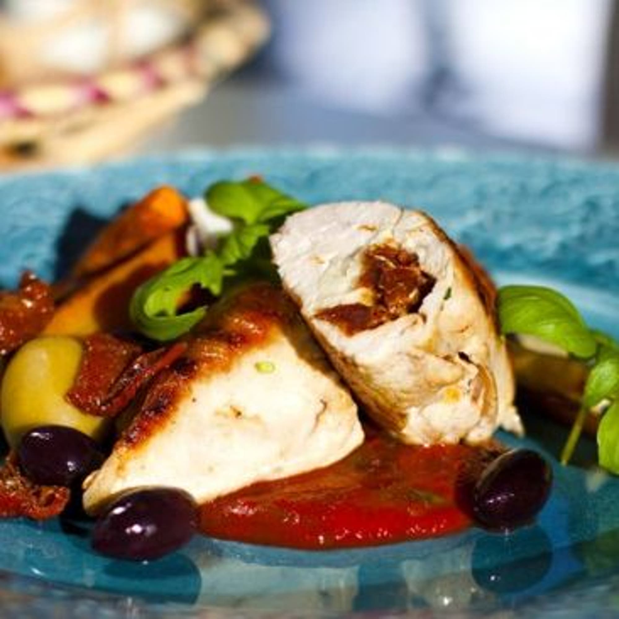 Grilloumifylld grillad kycklingfilé med soltorkade tomater