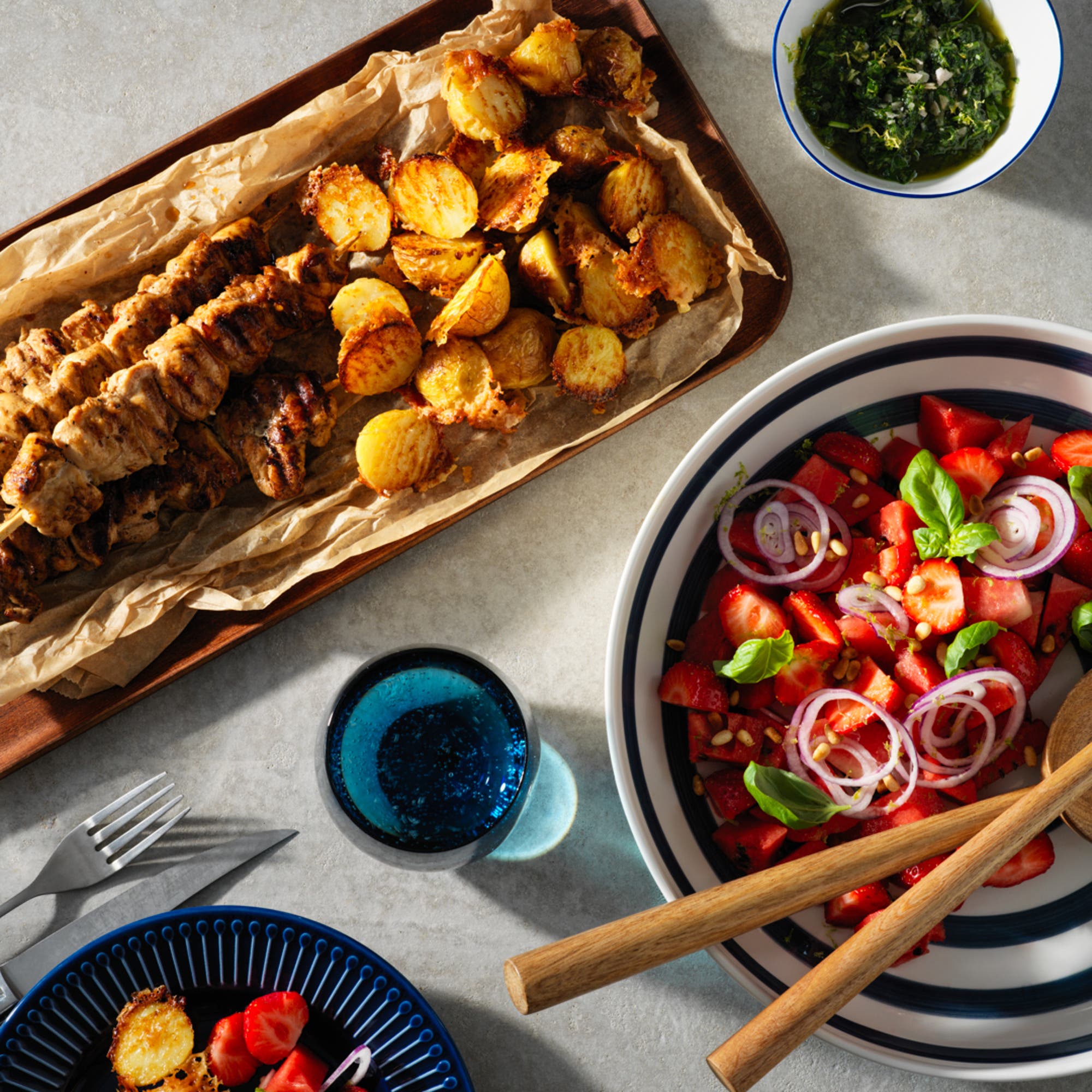 Grillade kycklingspett med rostad parmesanpotatis och melon- och jordgubbssallad