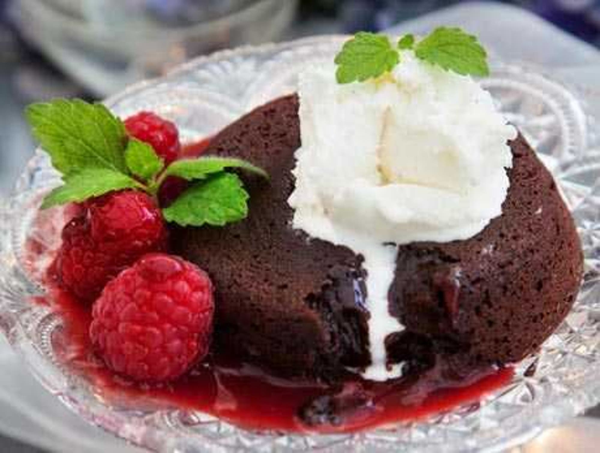 Chokladfondant med hallon- och balsamicocoulis