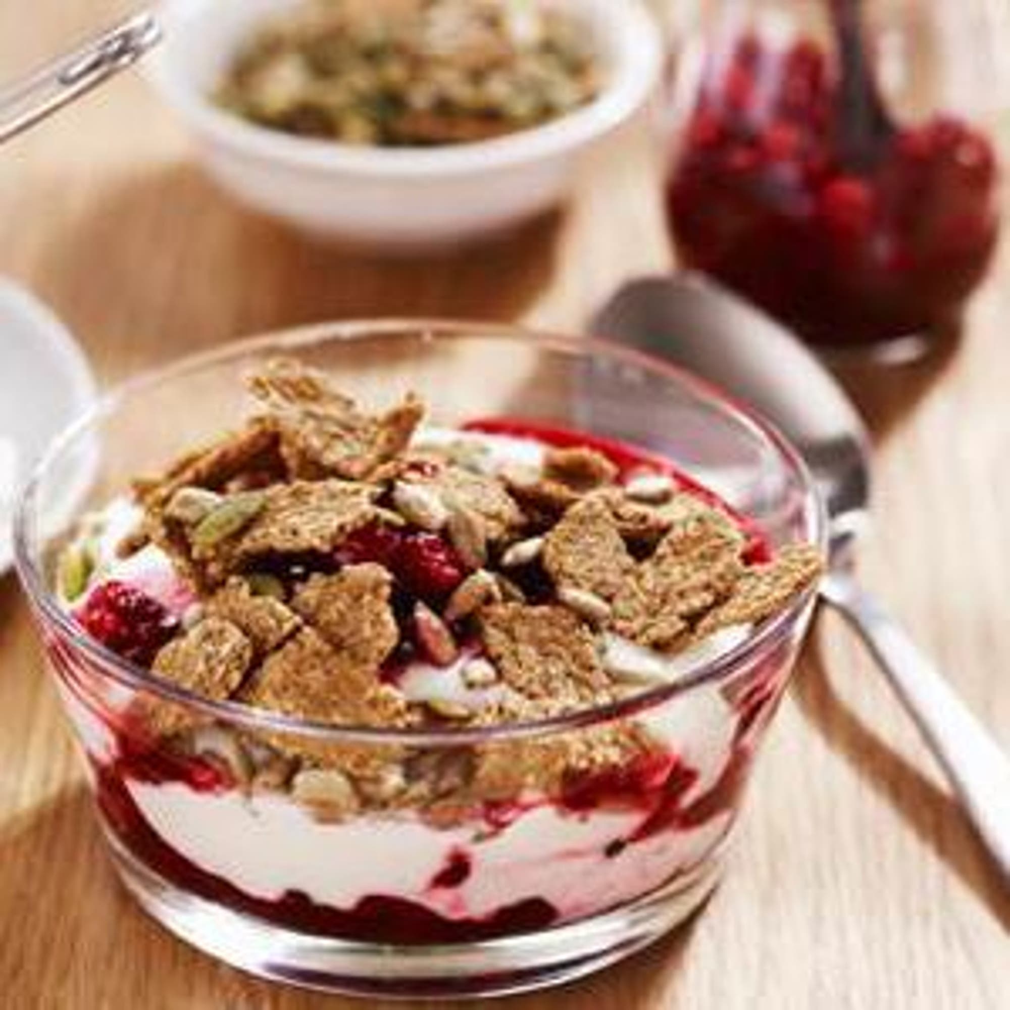Lyxig frukost med Axa Havre Flakes, rårörda lingon och krämig filmjölk