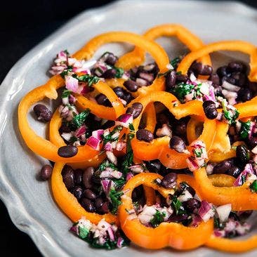 Orange paprikasallad med svarta bönor och örtig vinägrett