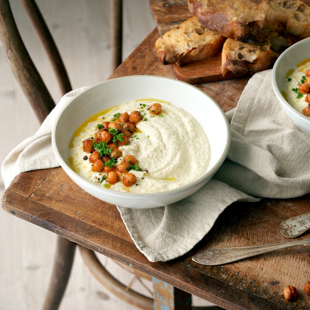 Vegansk blomkålssoppa med kryddiga kikärtor
