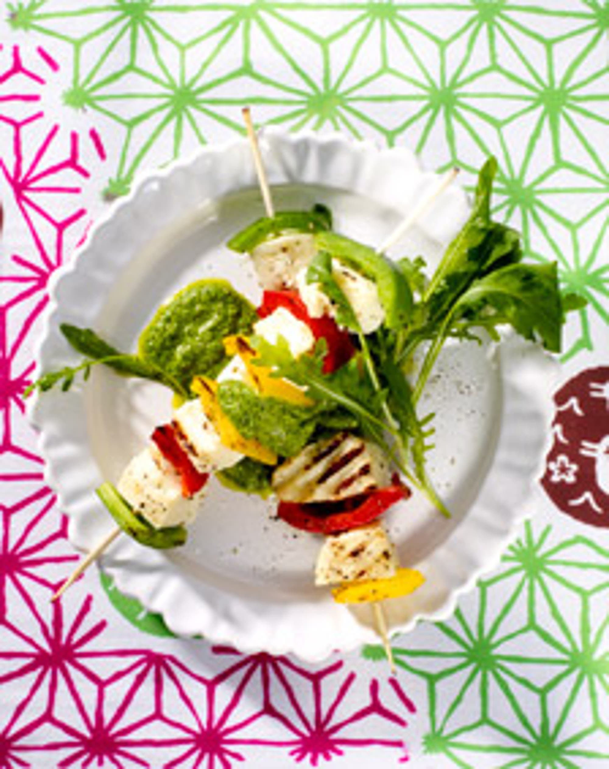 Halloumi och paprikaspett med rucolapesto