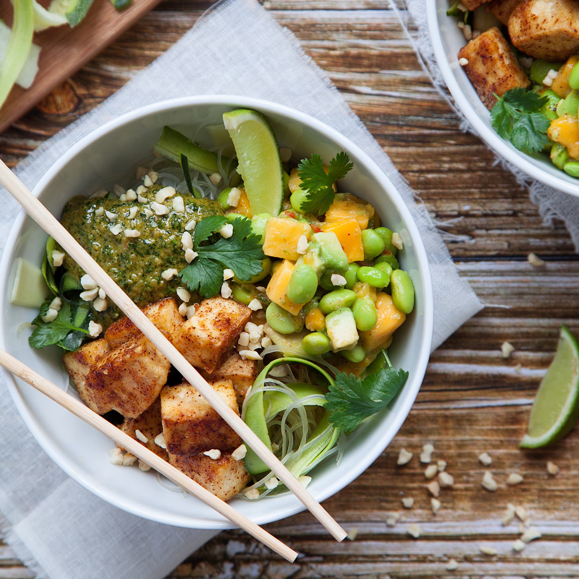 Asiatisk noodle bowl med krispig tofu