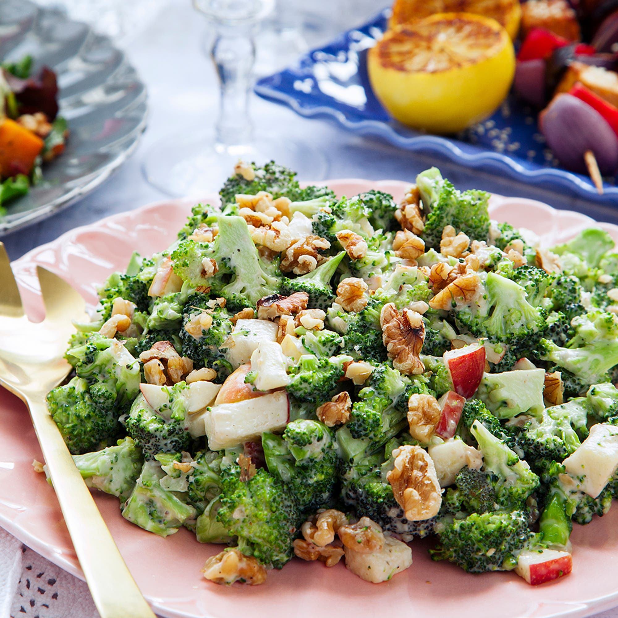 Krämig broccolisallad med äpple och valnötter
