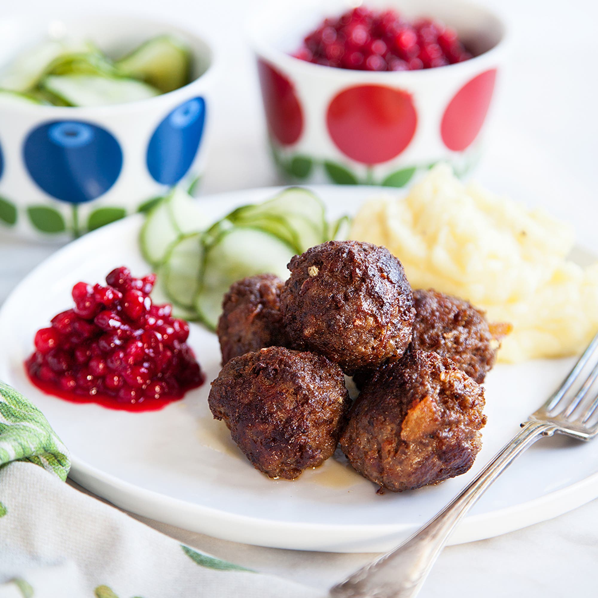 Viltfärsköttbullar med mandelpotatismos, lingon och picklad gurka