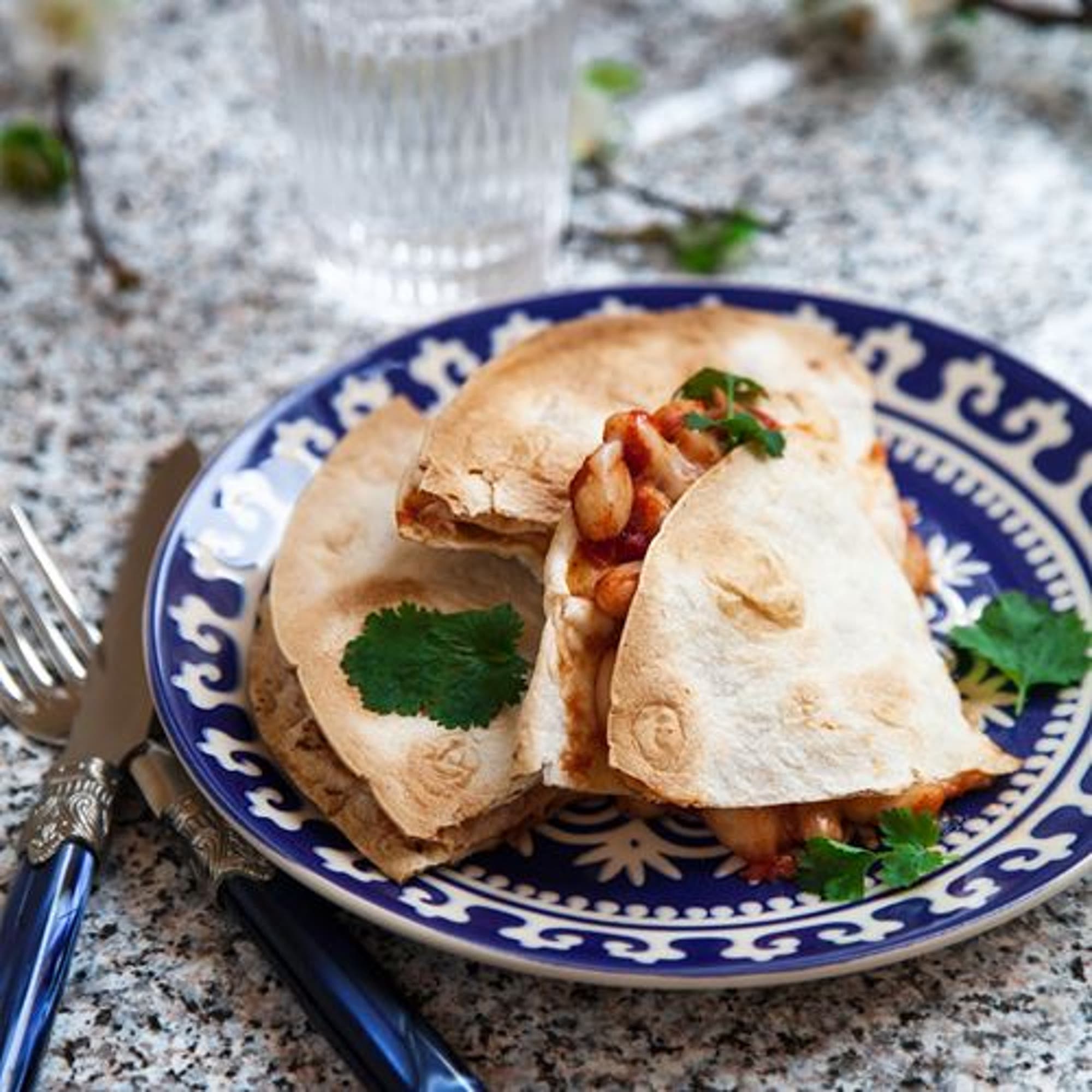 Quesadillas med bönor och tomatsalsa
