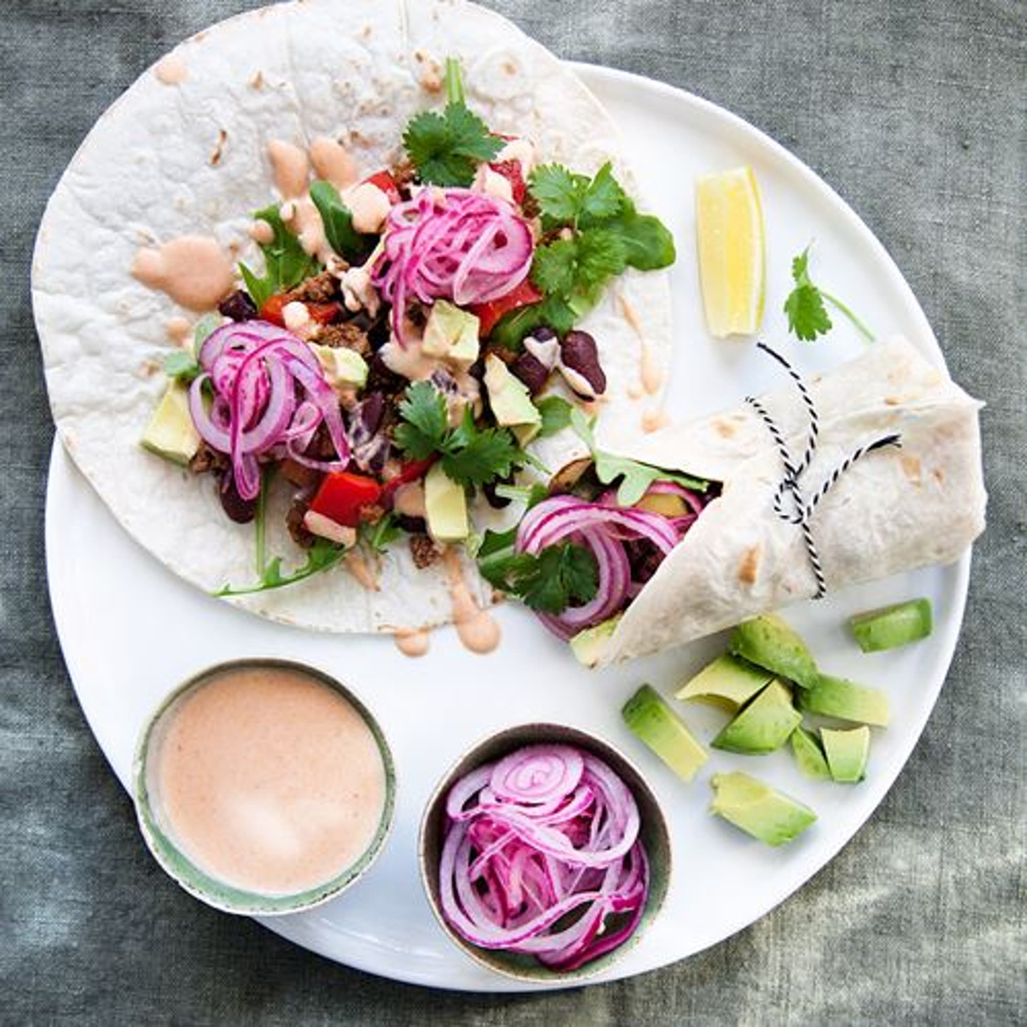 Renskavstaco med chipotlekräm och picklad rödlök