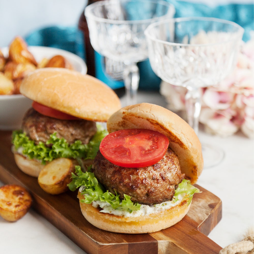 Hamburgare med rostade potatishalvor och gurkrelish