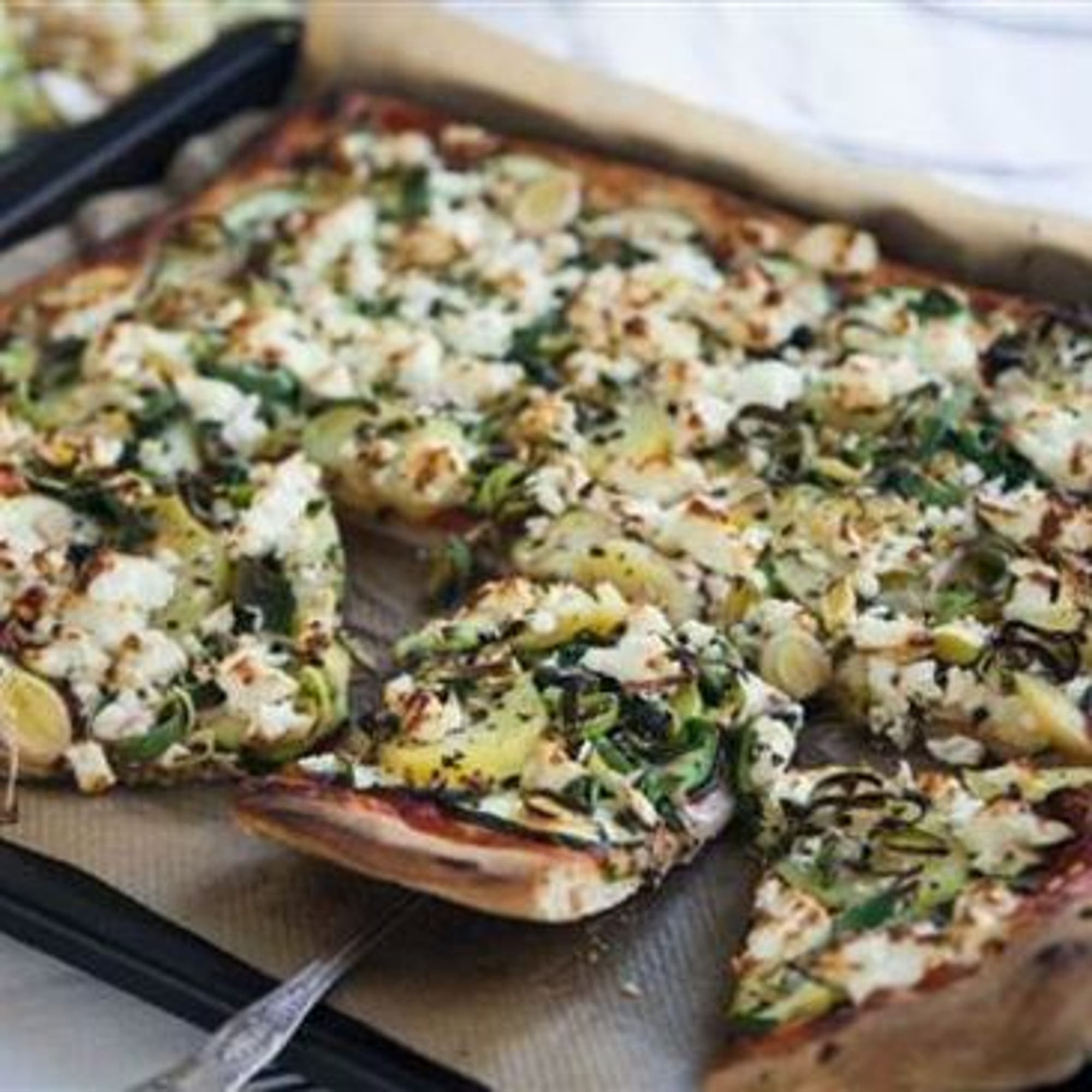 Citrondoftande zucchinipizza med fetaostsmul