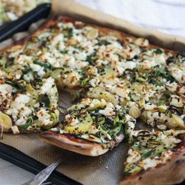 Citrondoftande zucchinipizza med fetaostsmul