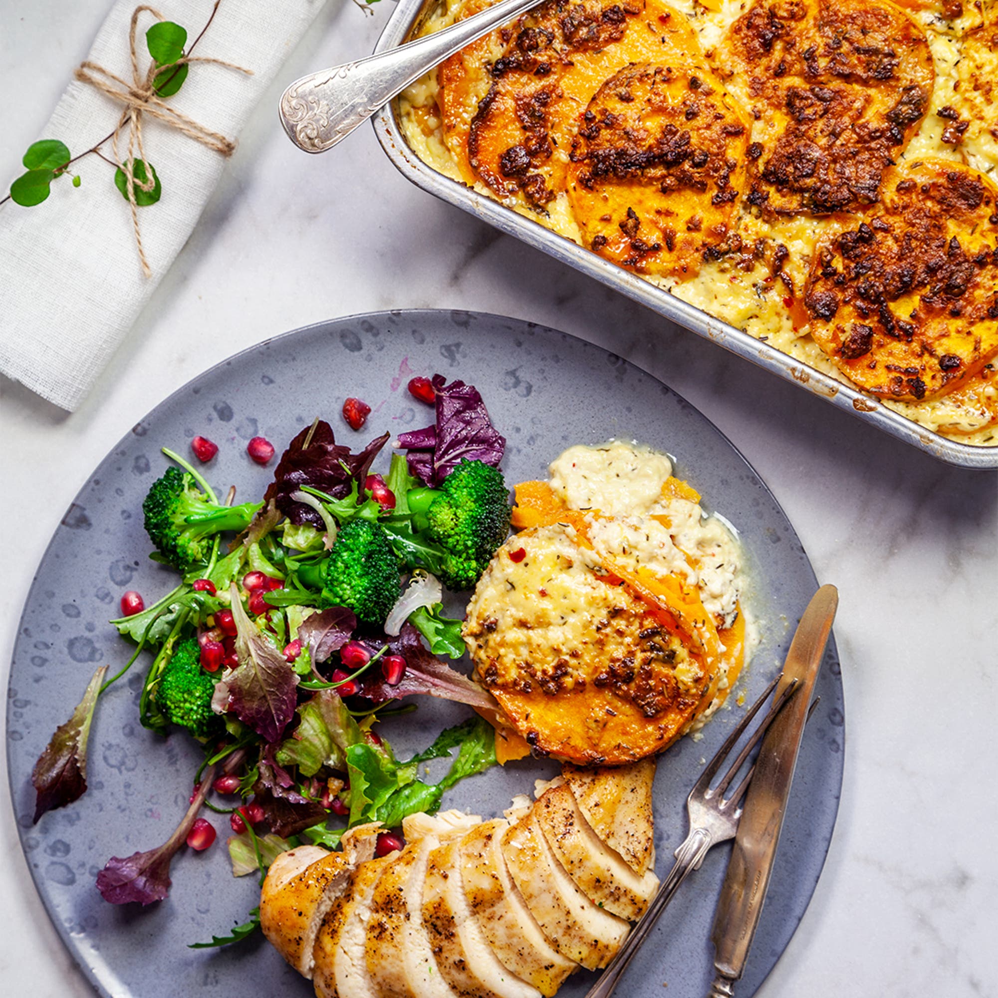 Sötpotatisgratäng med snabbstekt kycklingfilé