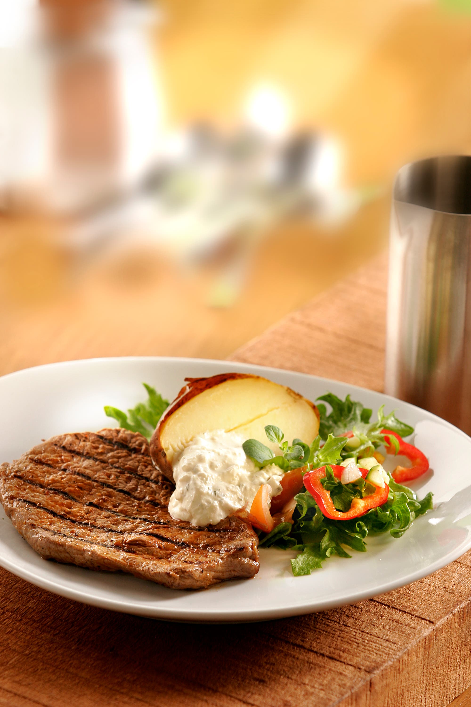 Hickorygrillad entrecote med feta och dijonsås