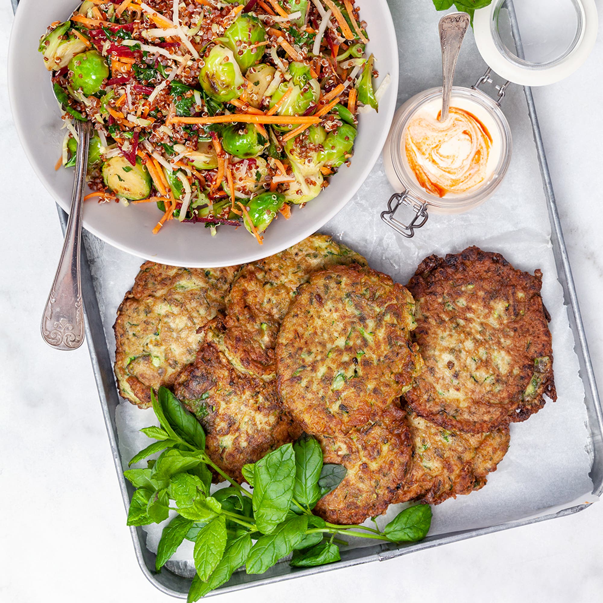 Zucchinibiffar med fetaostdipp och varm kålsallad