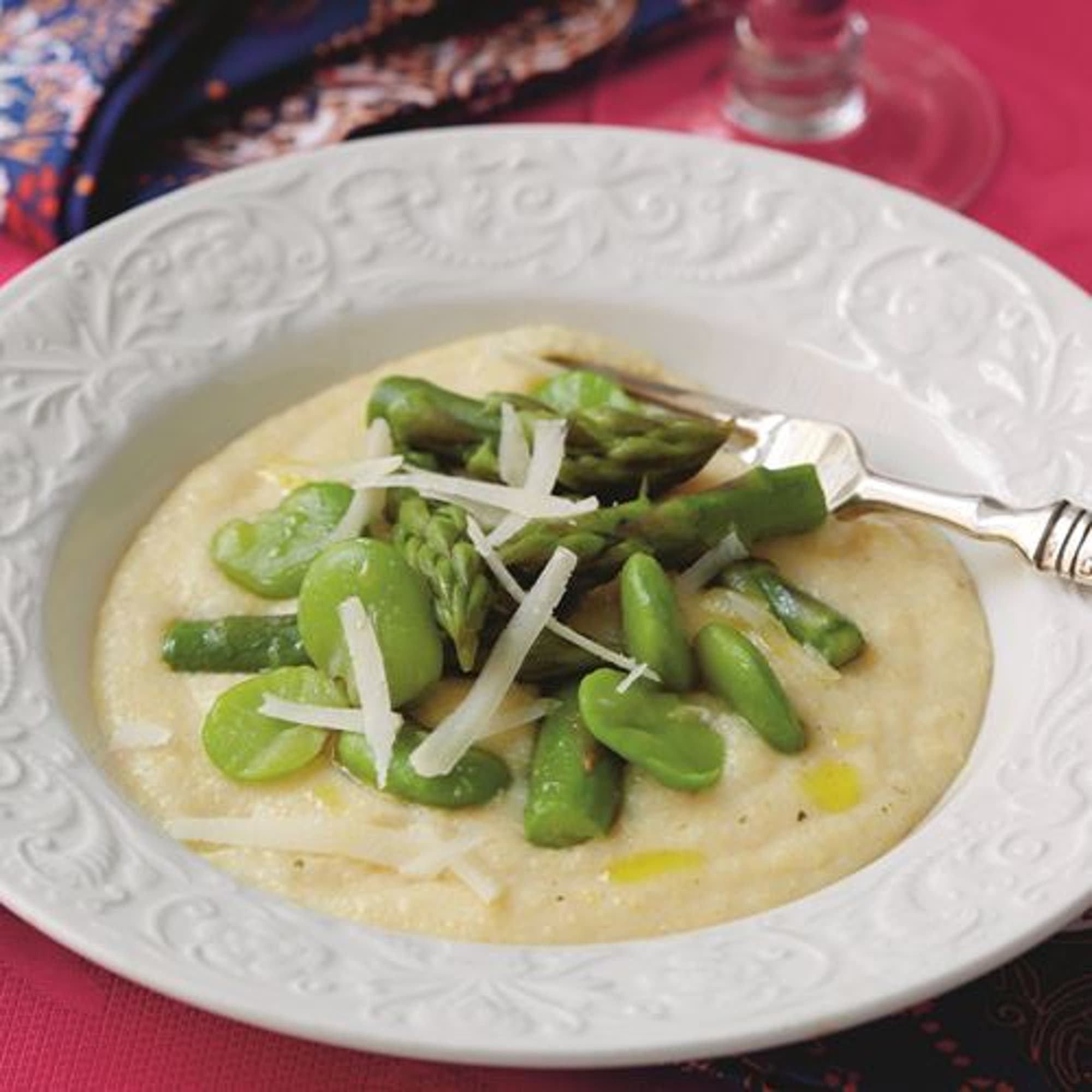 Krämig tryffeldoftande polenta med sparris och bondbönor