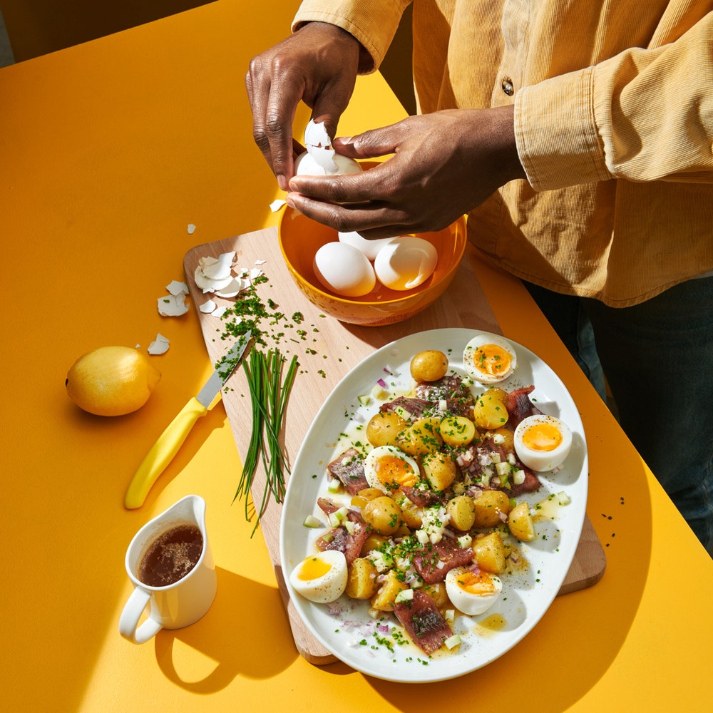 Matjetallrik med färskpotatis, hackat ägg, äpple och gräslök