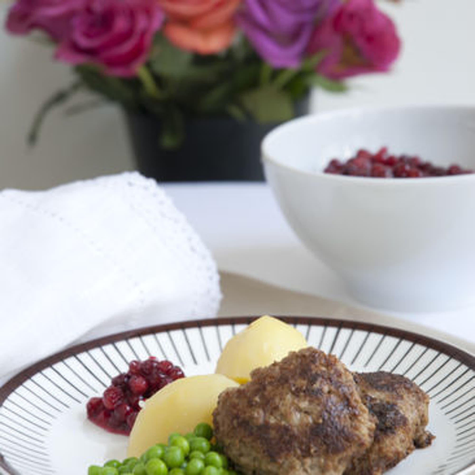 Wallenbergare med rårörda lingon, ärter och potatis