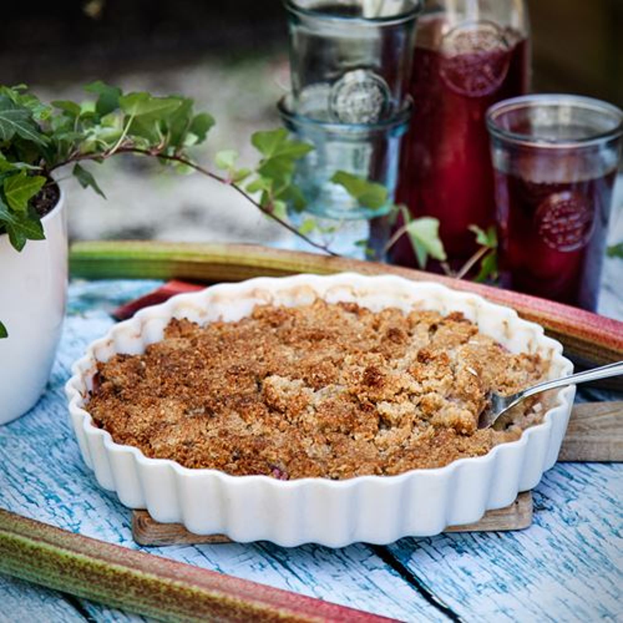 Rabarberpaj med kardemumma och ingefära med mandelsmul