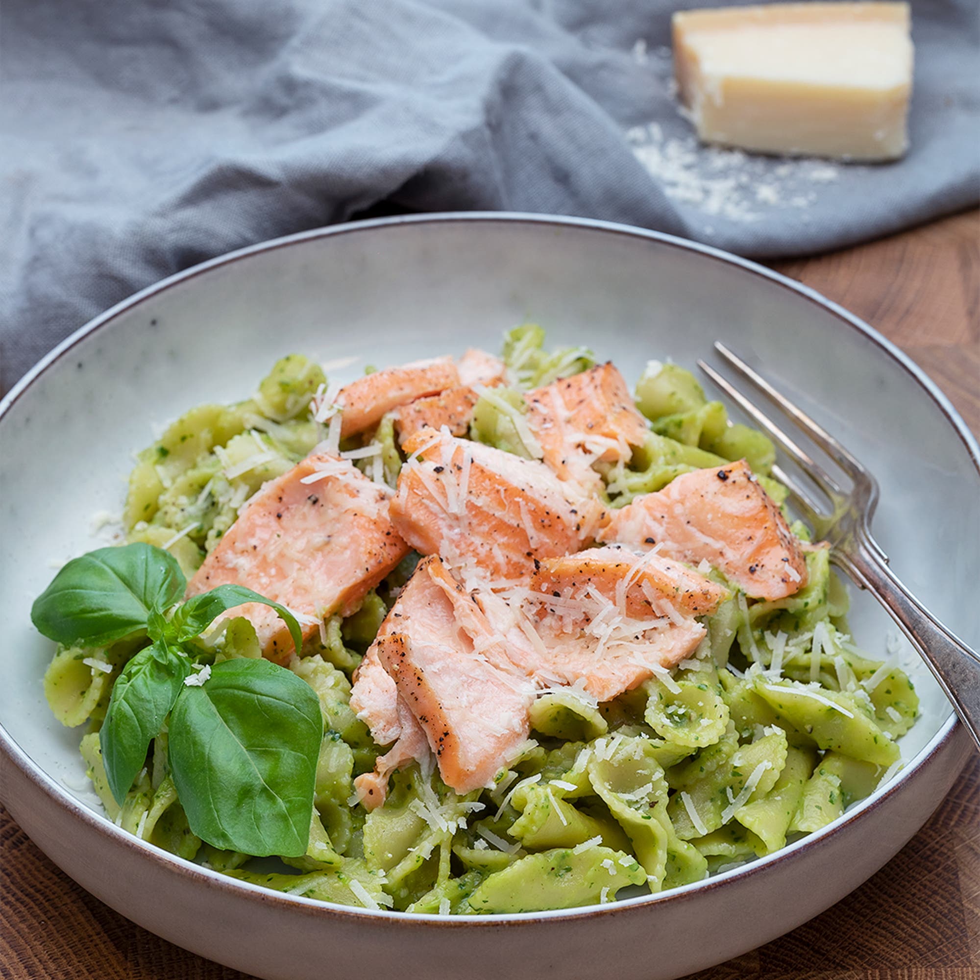 Laxpasta med avokado- och parmesankräm