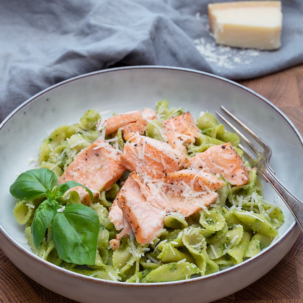 Laxpasta med avokado- och parmesankräm