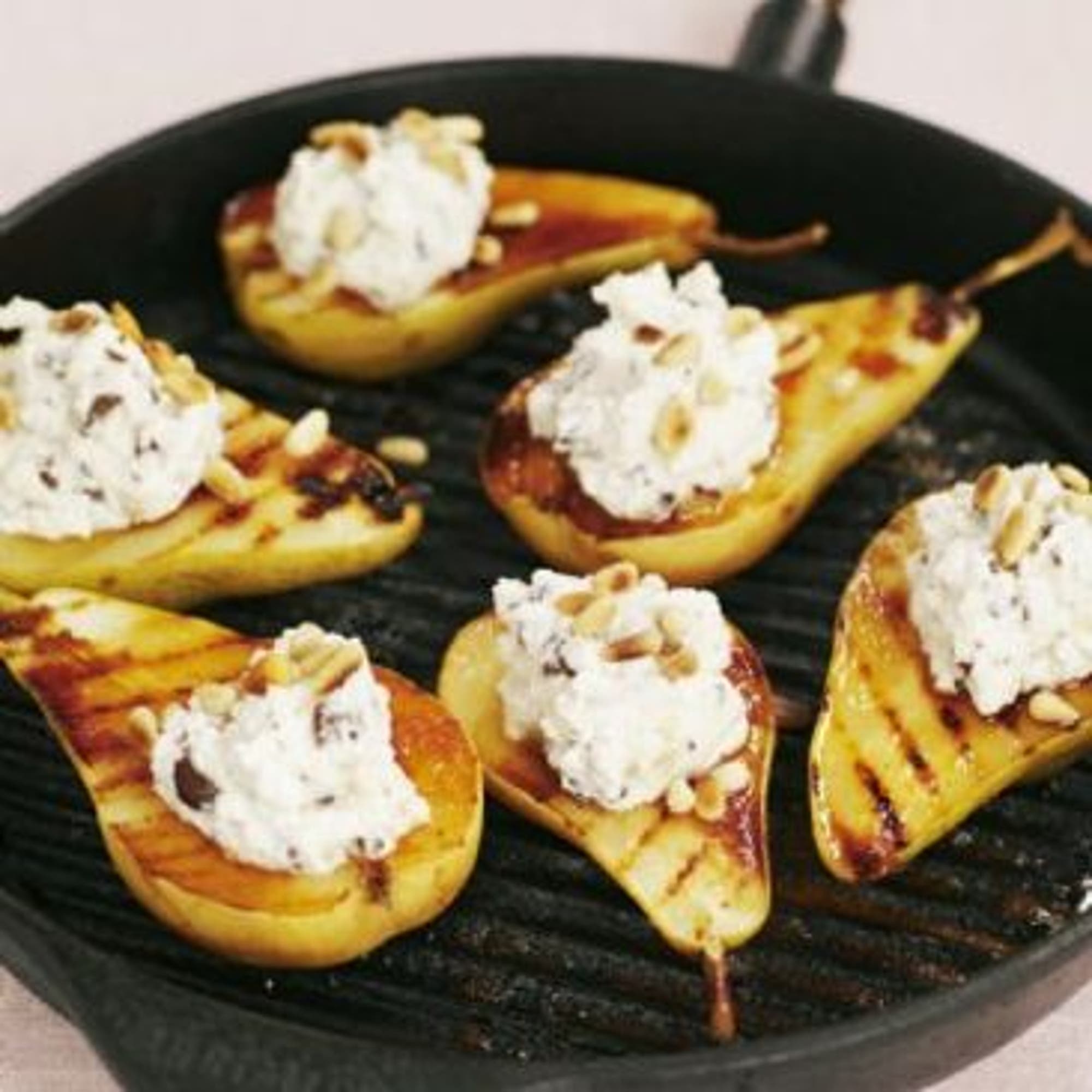 Grillade päron med ricotta, choklad och pinjenötter