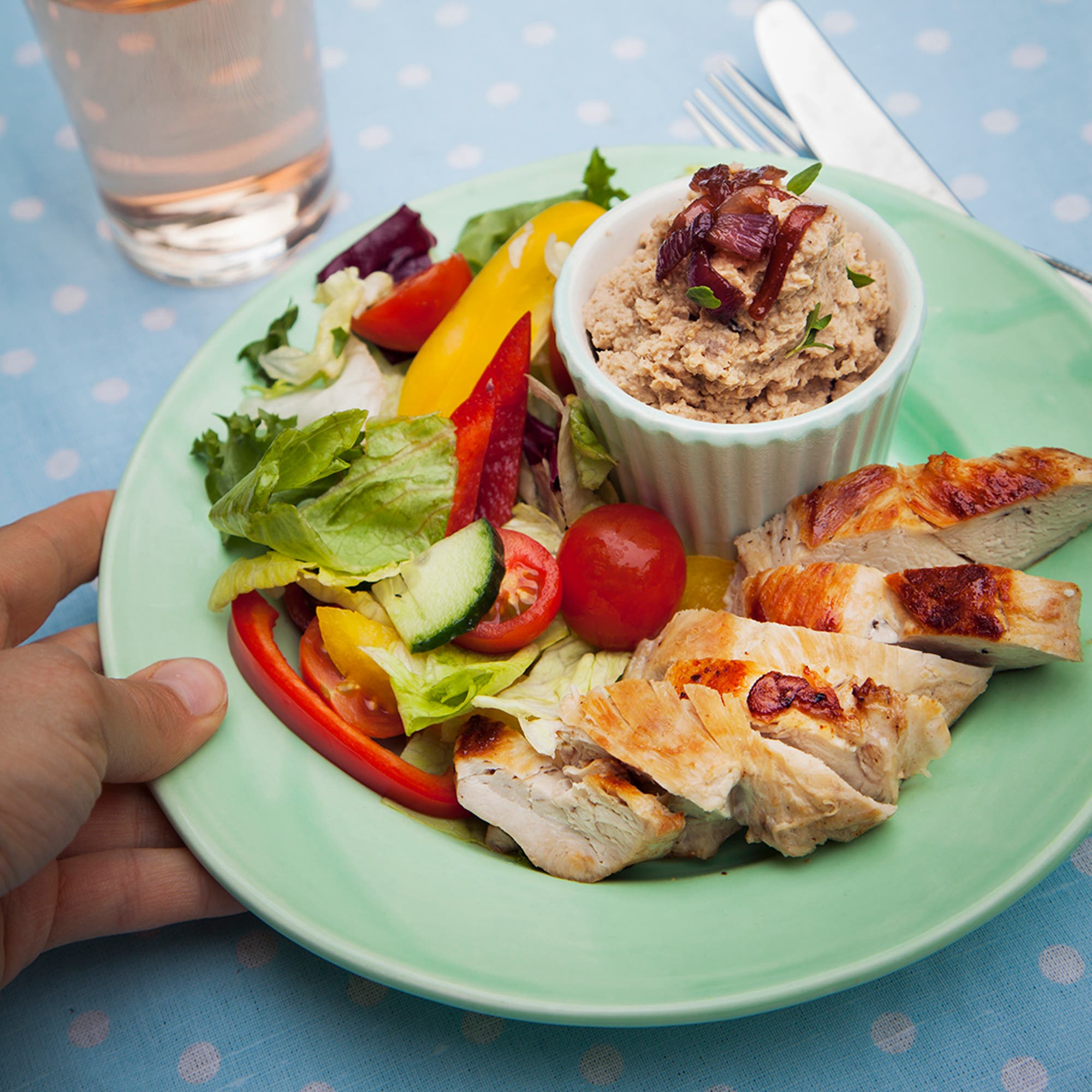 Kycklingsallad med karamelliserad rödlökshoummus