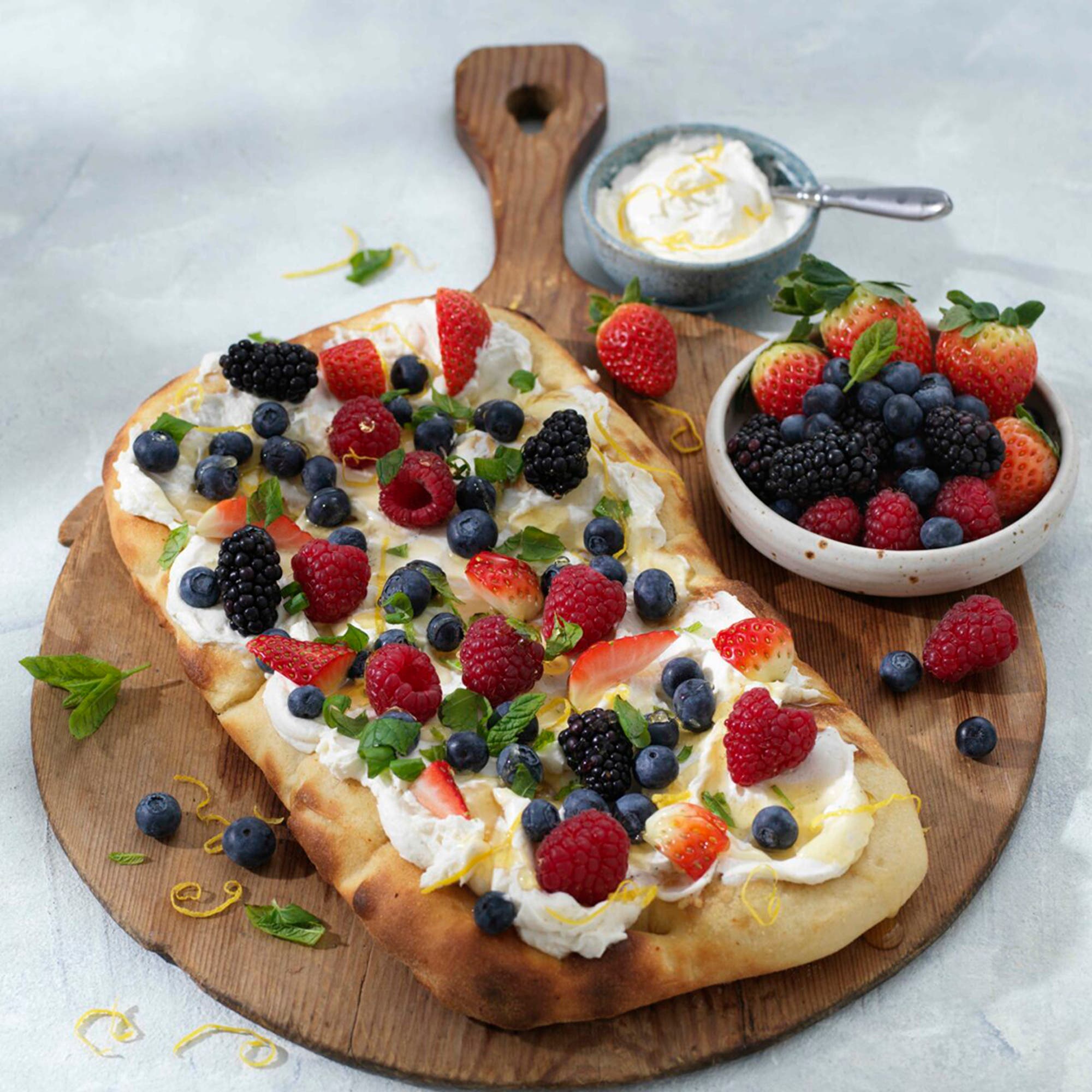 Pinsa med söt vaniljmascarpone, citron och färska bär