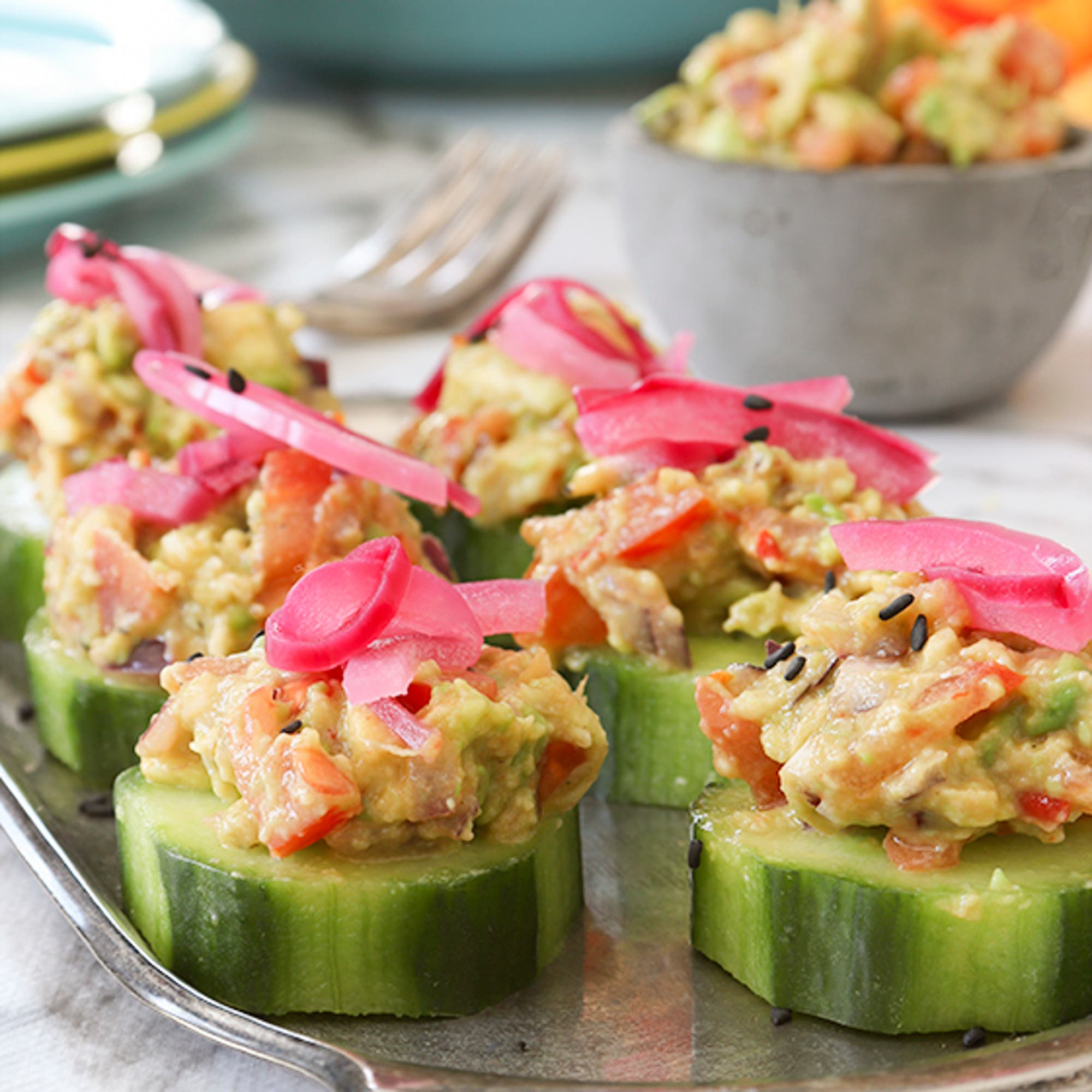 Veganska snittar med guacamole och picklad rödlök