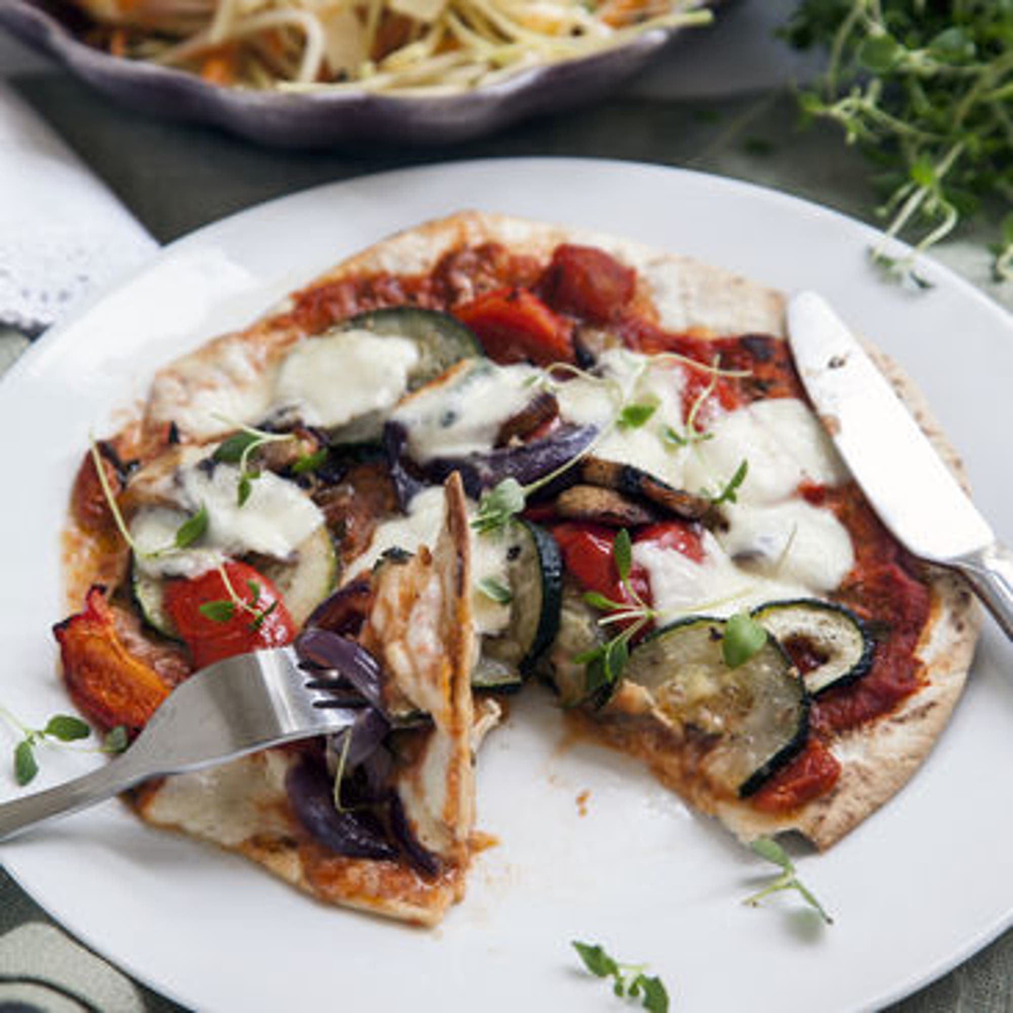 Tortillapizza med mozzarella och grillade grönsaker