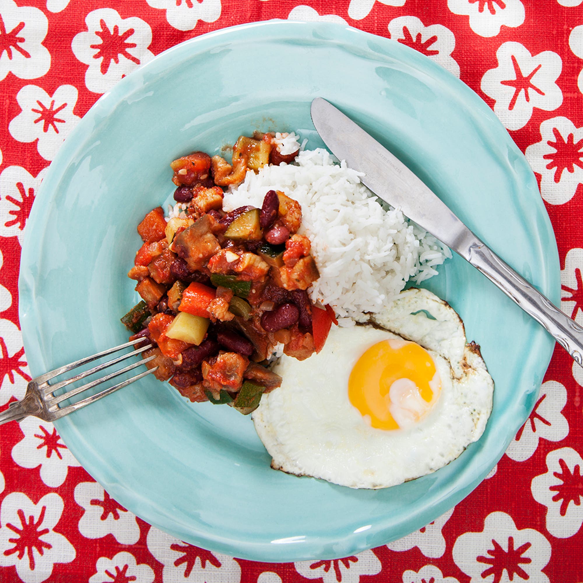 Ratatouille med bönor och stekt ägg