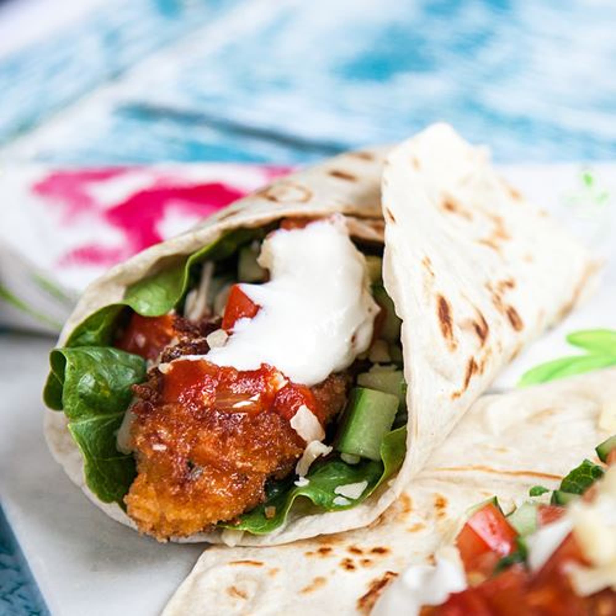 Taco chicken nuggets i tortillabröd och grönsaker