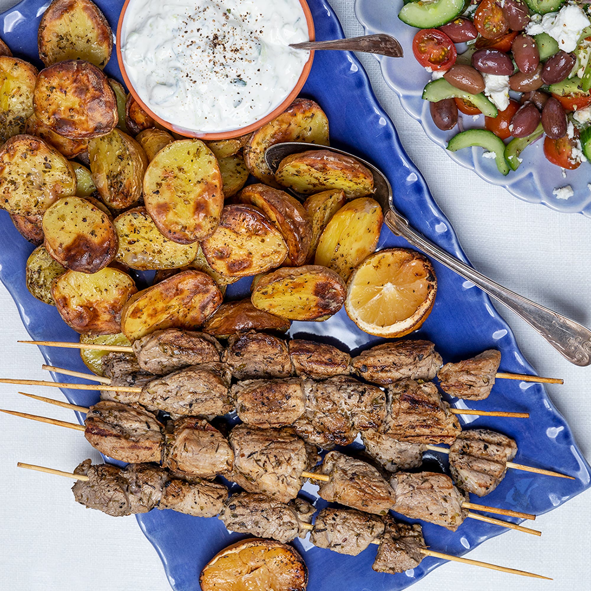 Souvlaki med grekisk potatis och tzatziki