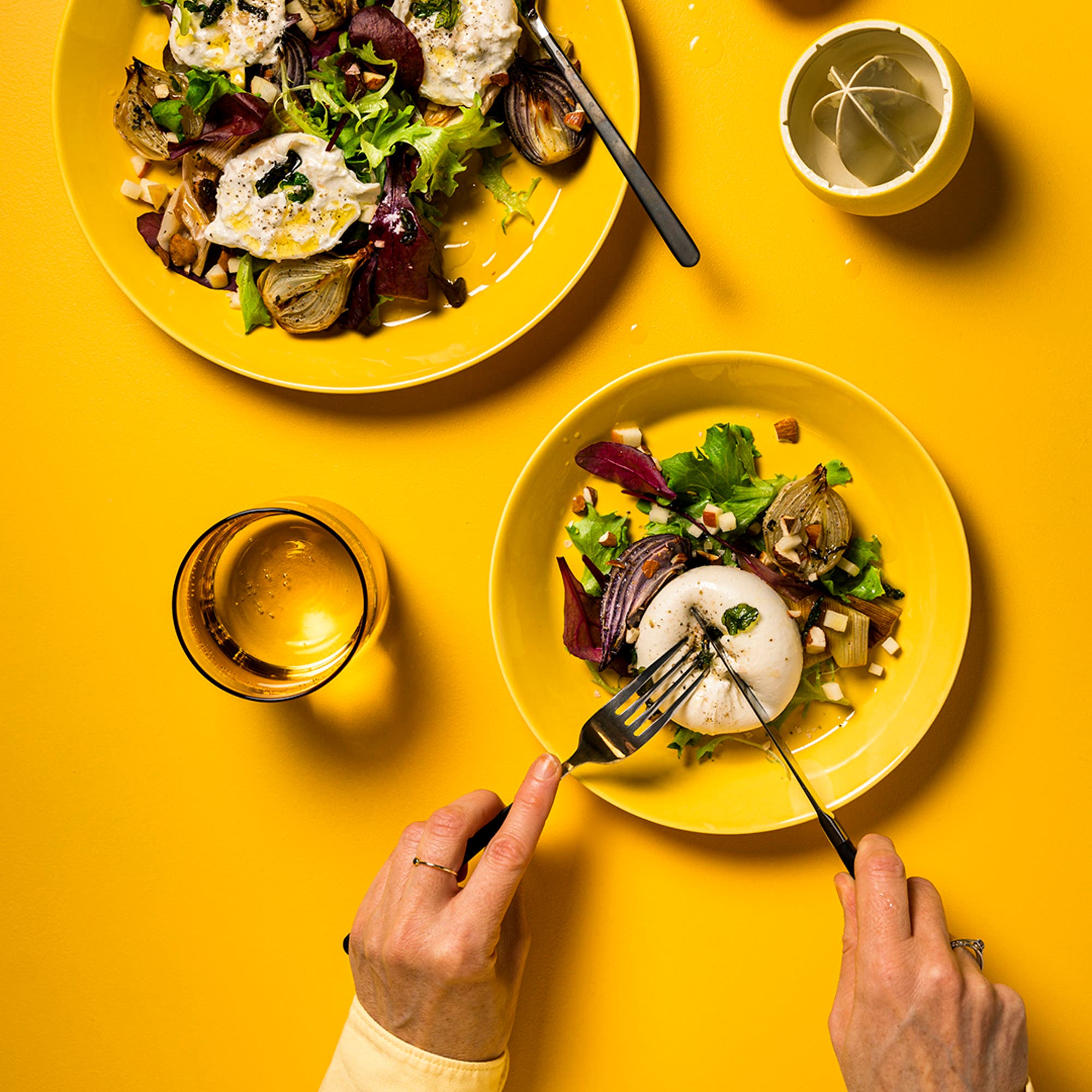 Salladsmix med salviarostad lök, burrata och äpple