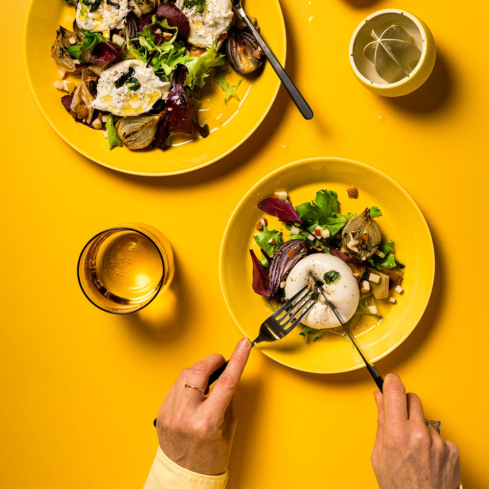 Salladsmix med salviarostad lök, burrata och äpple