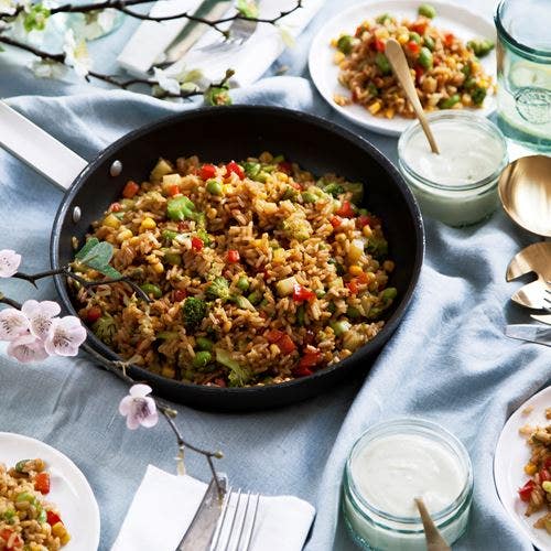Riswok med limeyoghurt och cashewnötter