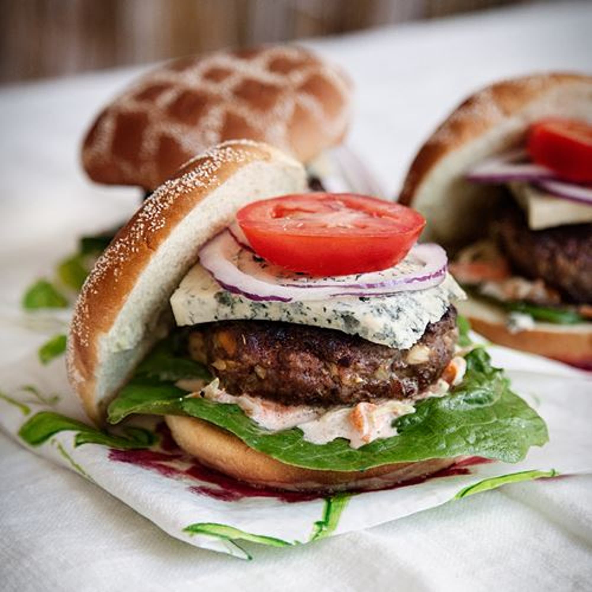 Lyxiga hamburgare med svamp, ädelost och coleslaw