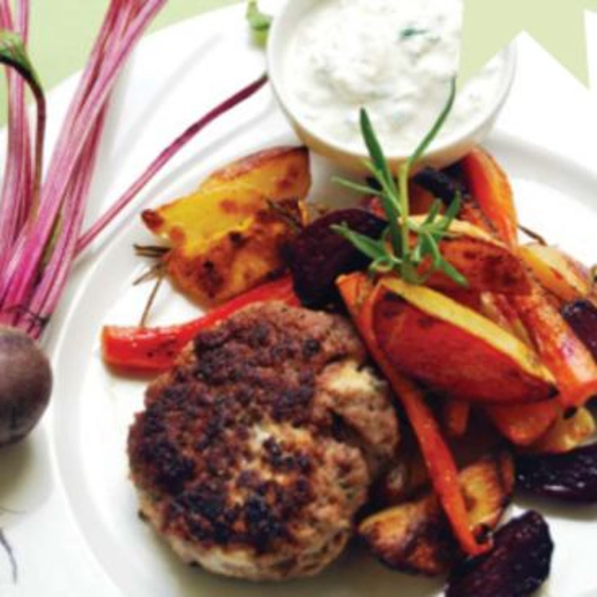Lammfärsbiffar med rostade rotfrukter & tzatziki