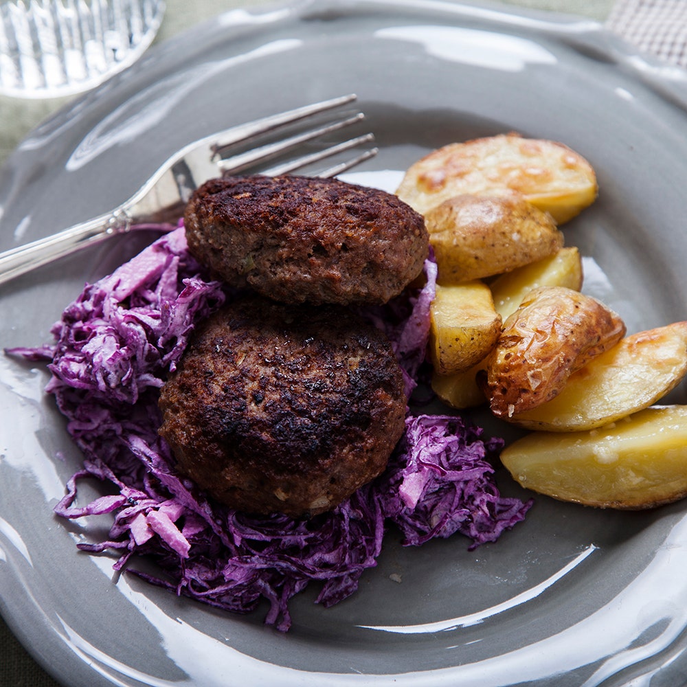 Juldoftande Färsbiffar med klyftpotatis och rödkålssallad