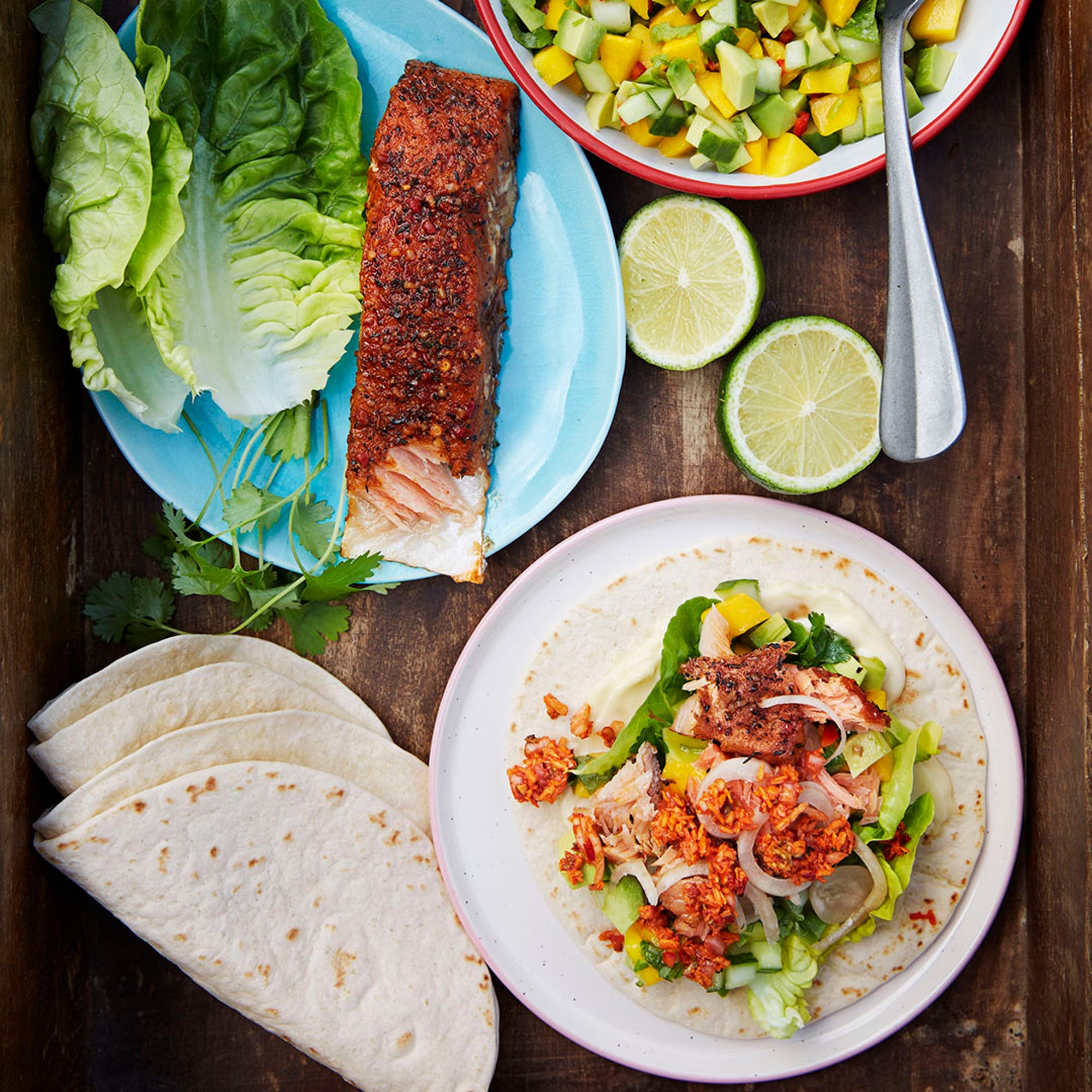 Fish taco – Varmrökt lax, mangoavokadosalsa och kokossambal