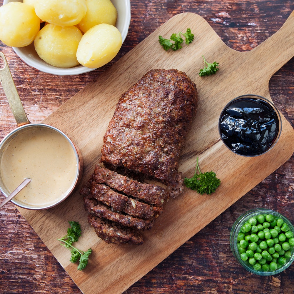 Köttfärslimpa med kokt potatis, ärter och gräddsås