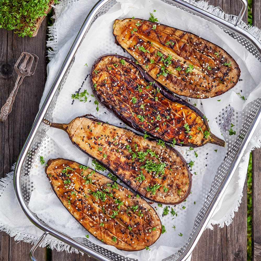 Grillad aubergine med sesam och krasse
