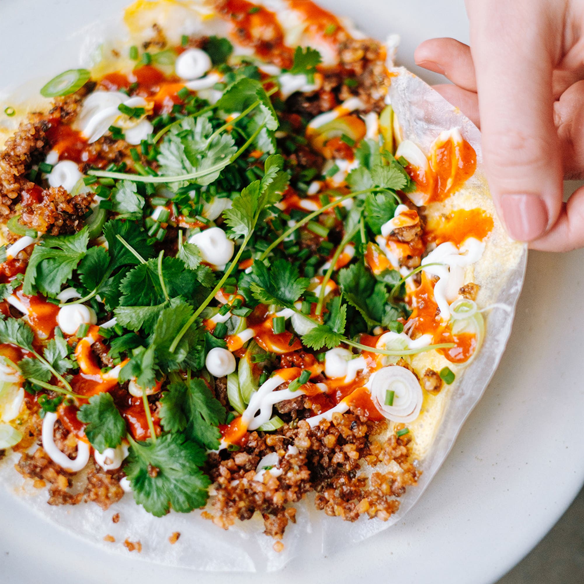 Vietnamesiska rispapperpankakor med färs och sriracha