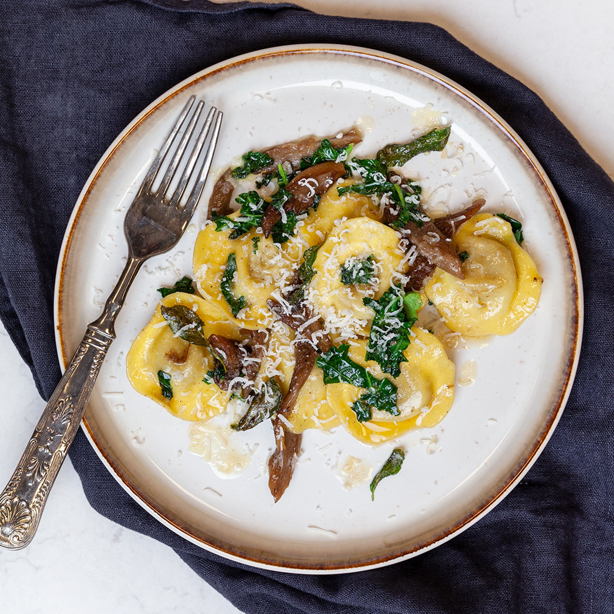 Grönkålspasta med ostronskivling, brynt smör och salvia