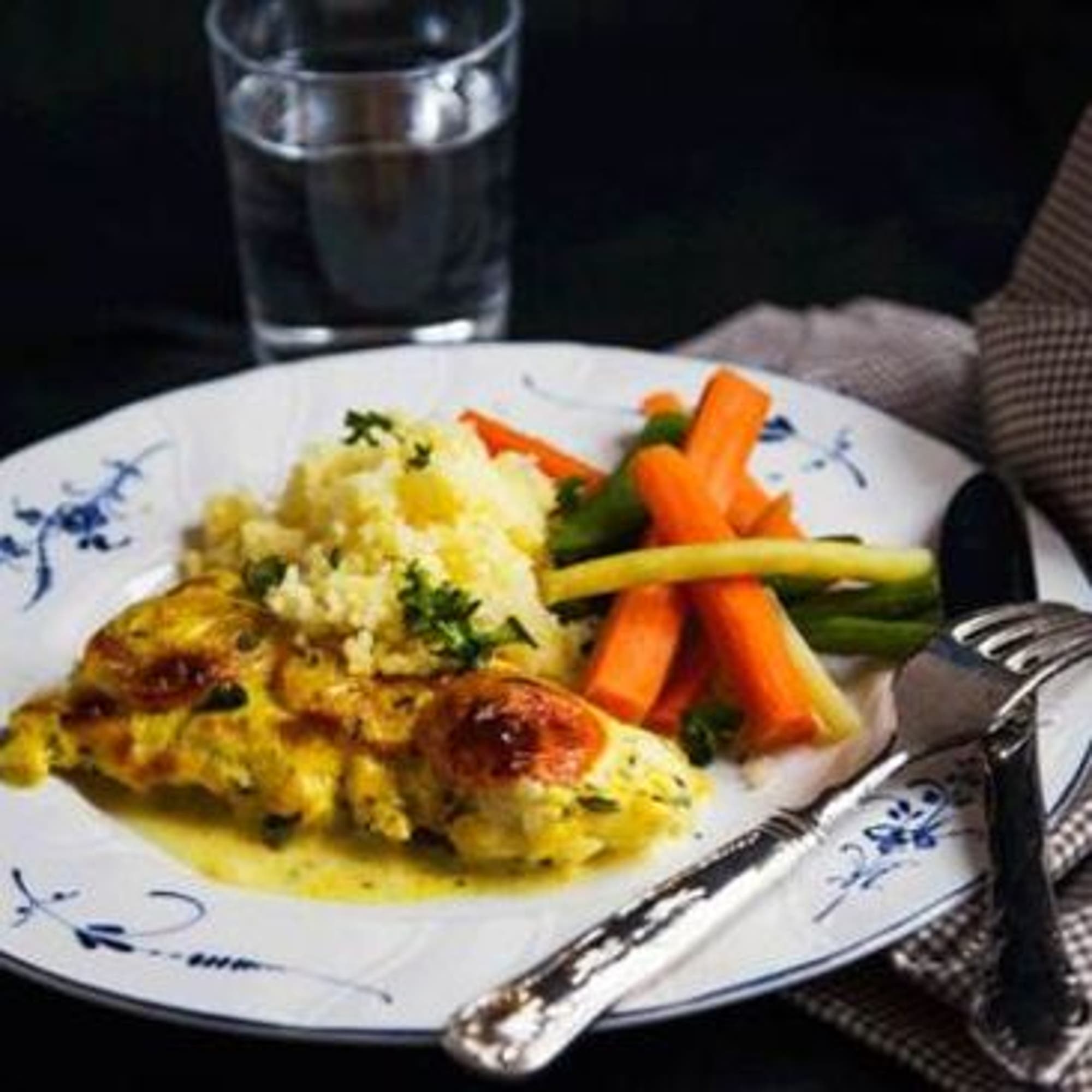 Currydoftande fiskgratäng med tomat och dragon