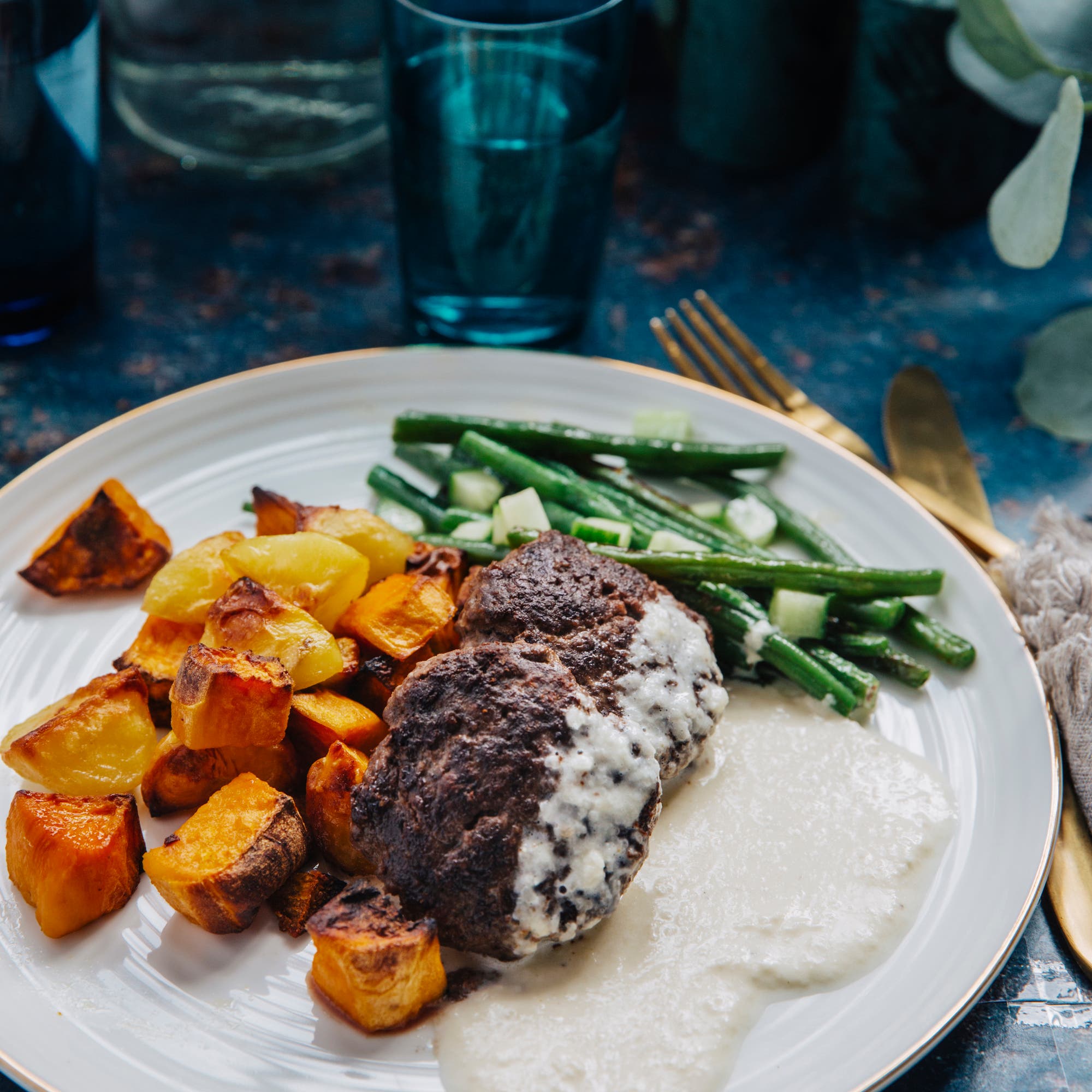 Viltfärsbiffar med rostad potatis och parmesankräm
