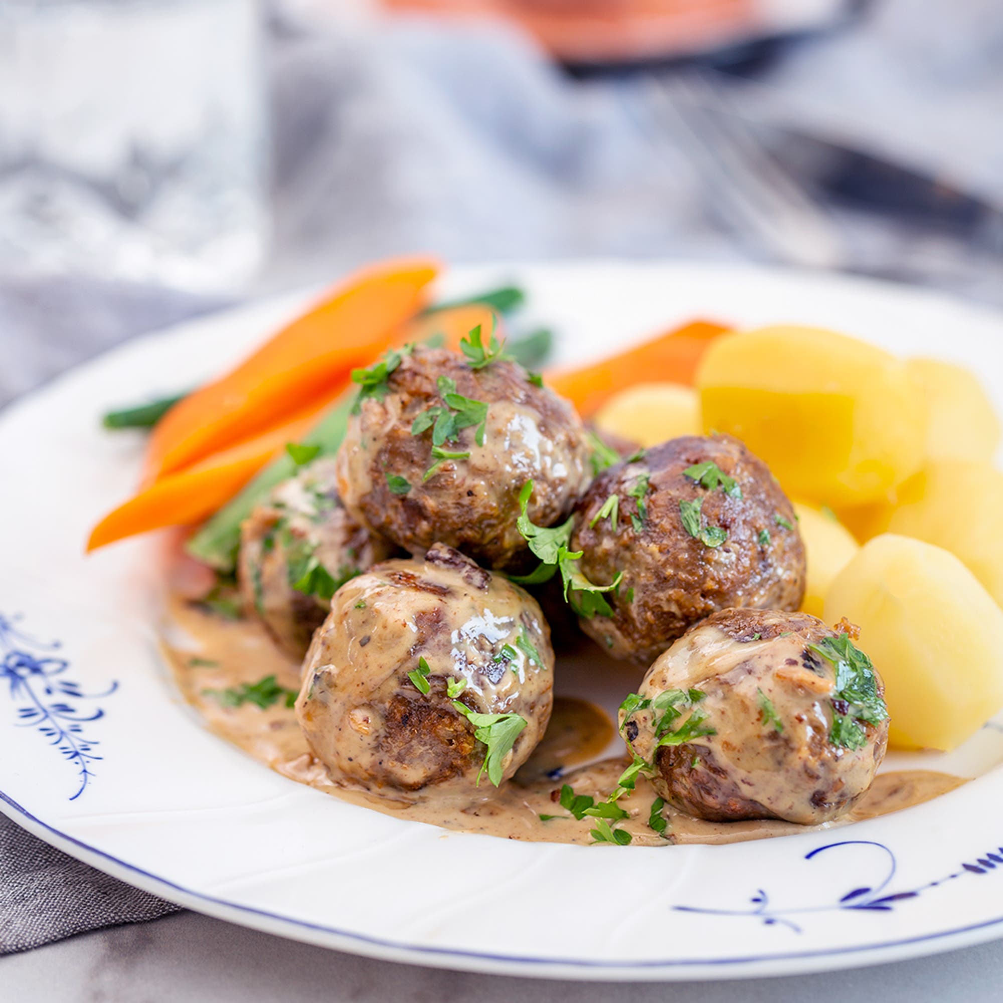 Veganska köttbullar i gräddsås med kokt potatis