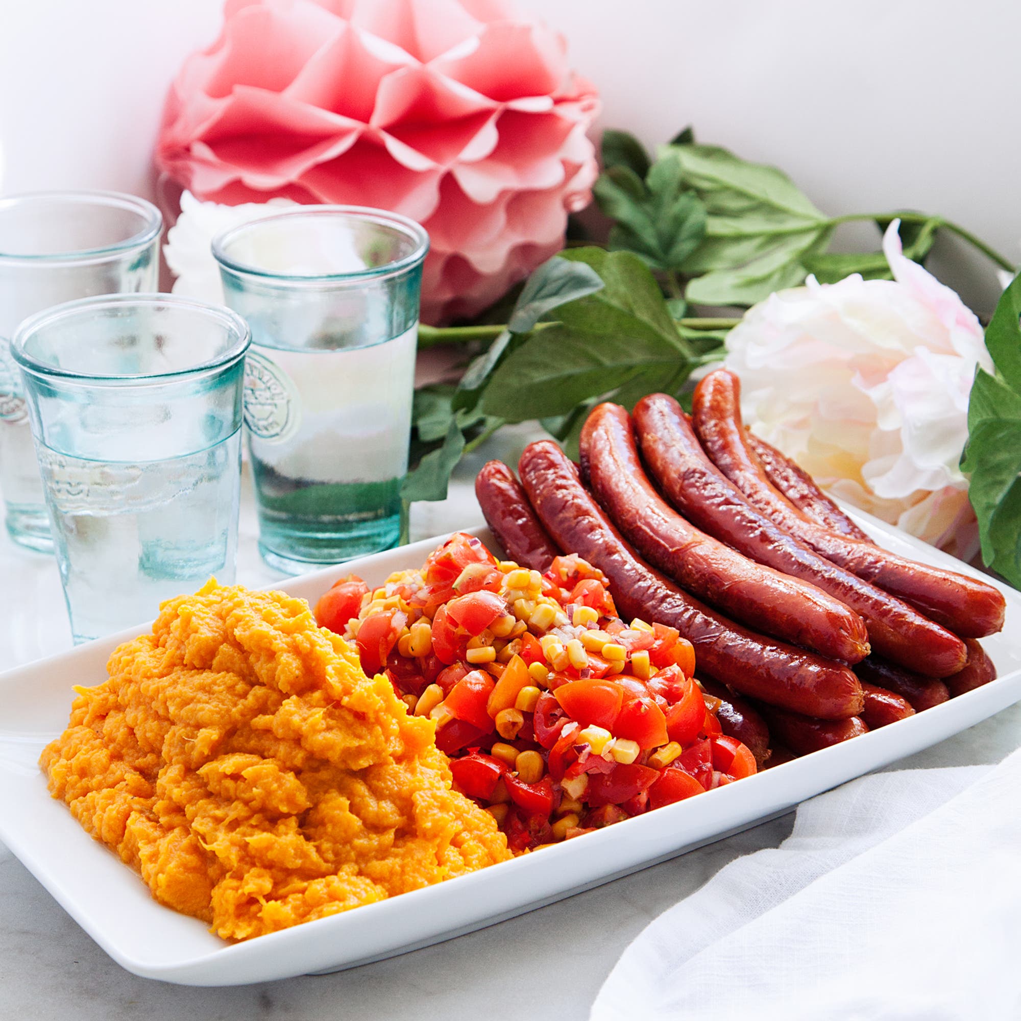 Grillad korv med sötpotatismos och tomat- och majssalsa